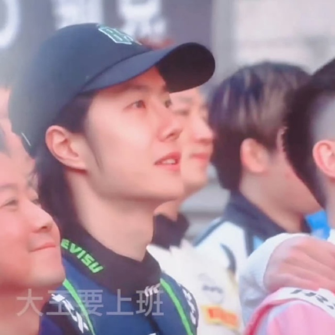 王一博强大个人ip王一博今年一直在攀岩赛车王一博强大个人ip，影视商务赛车纪录片