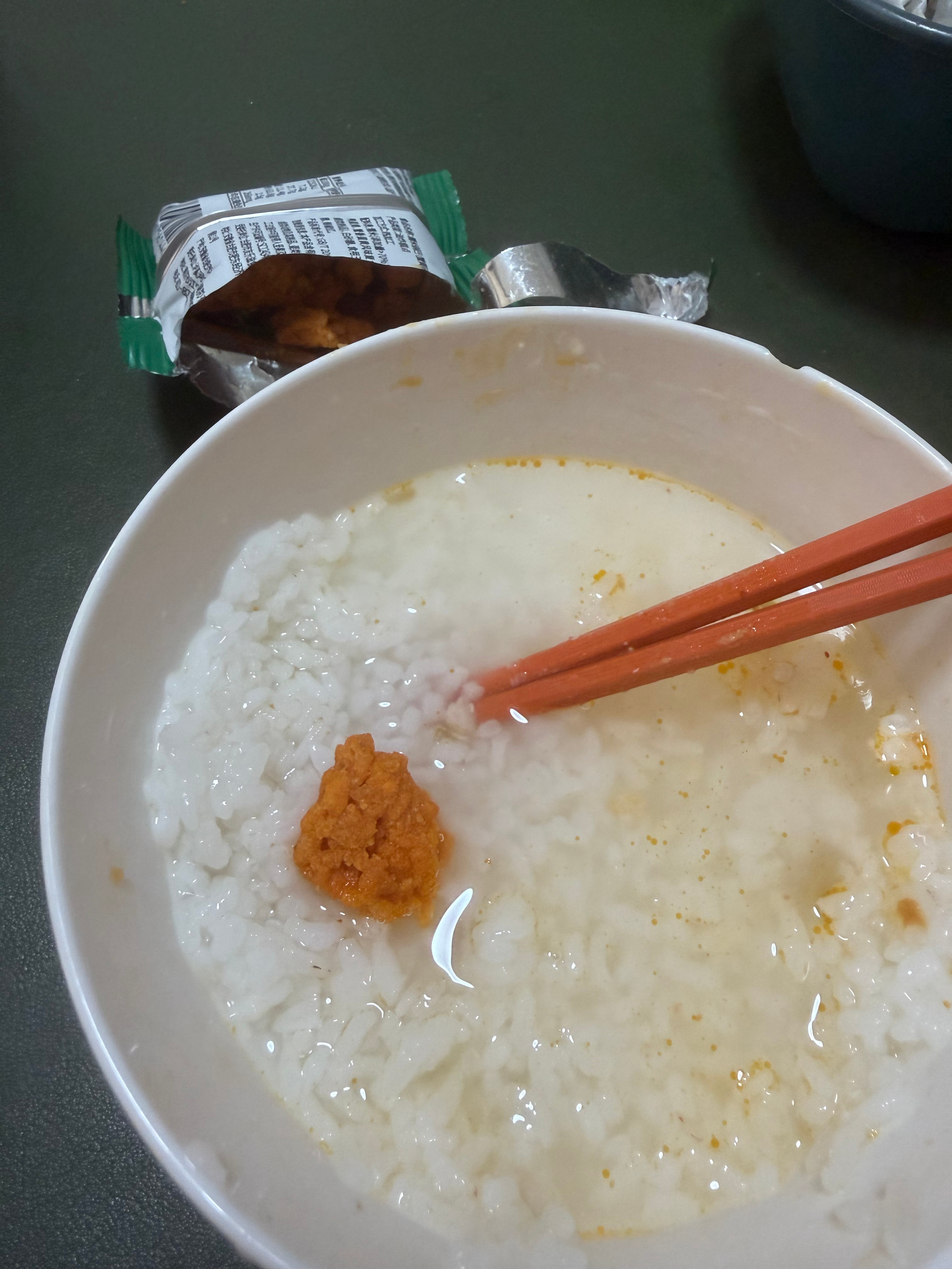 今天的午饭是：开水烫隔夜饭，配零食小锅巴 ​​​