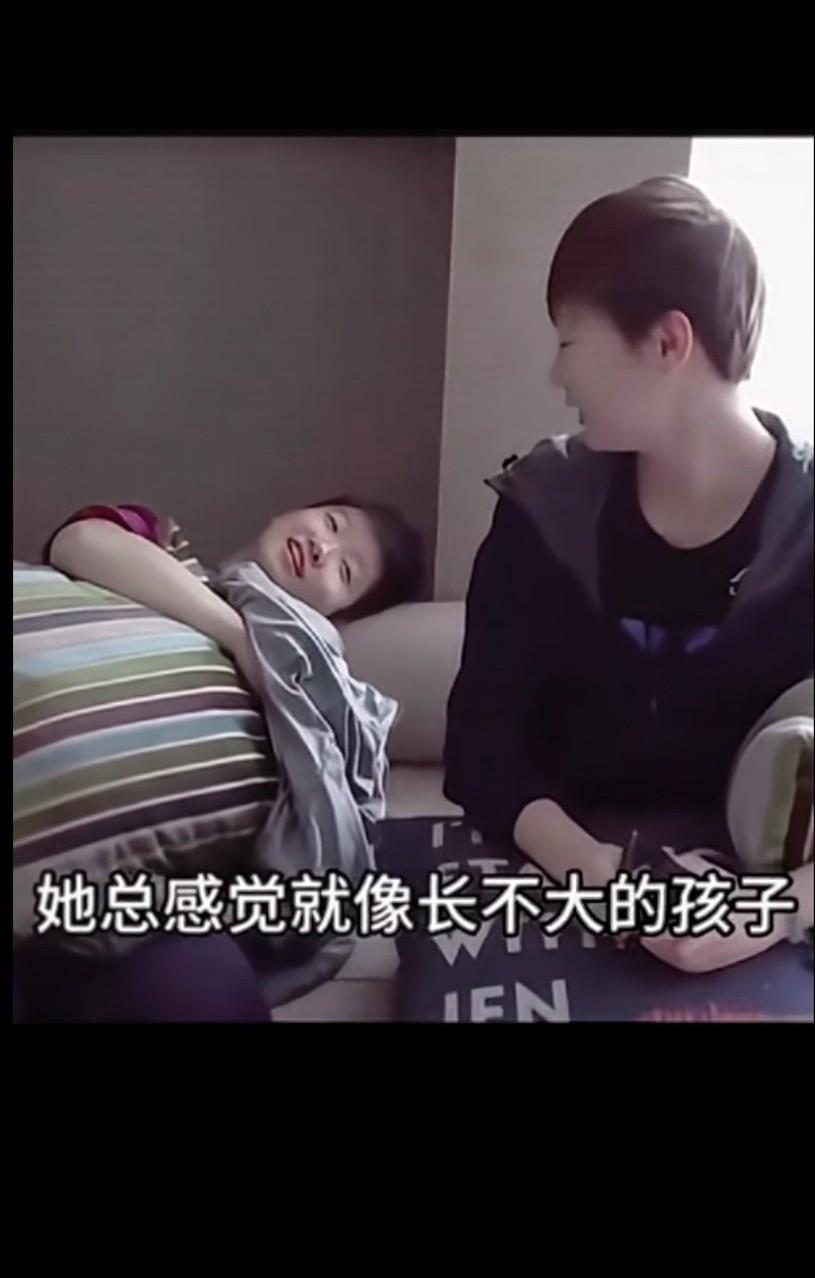 俩姐妹场上是对手，场下是好姐妹，俩姐妹非常优秀，领奖时候，鳗鱼偷偷用玩偶亲莎莎那