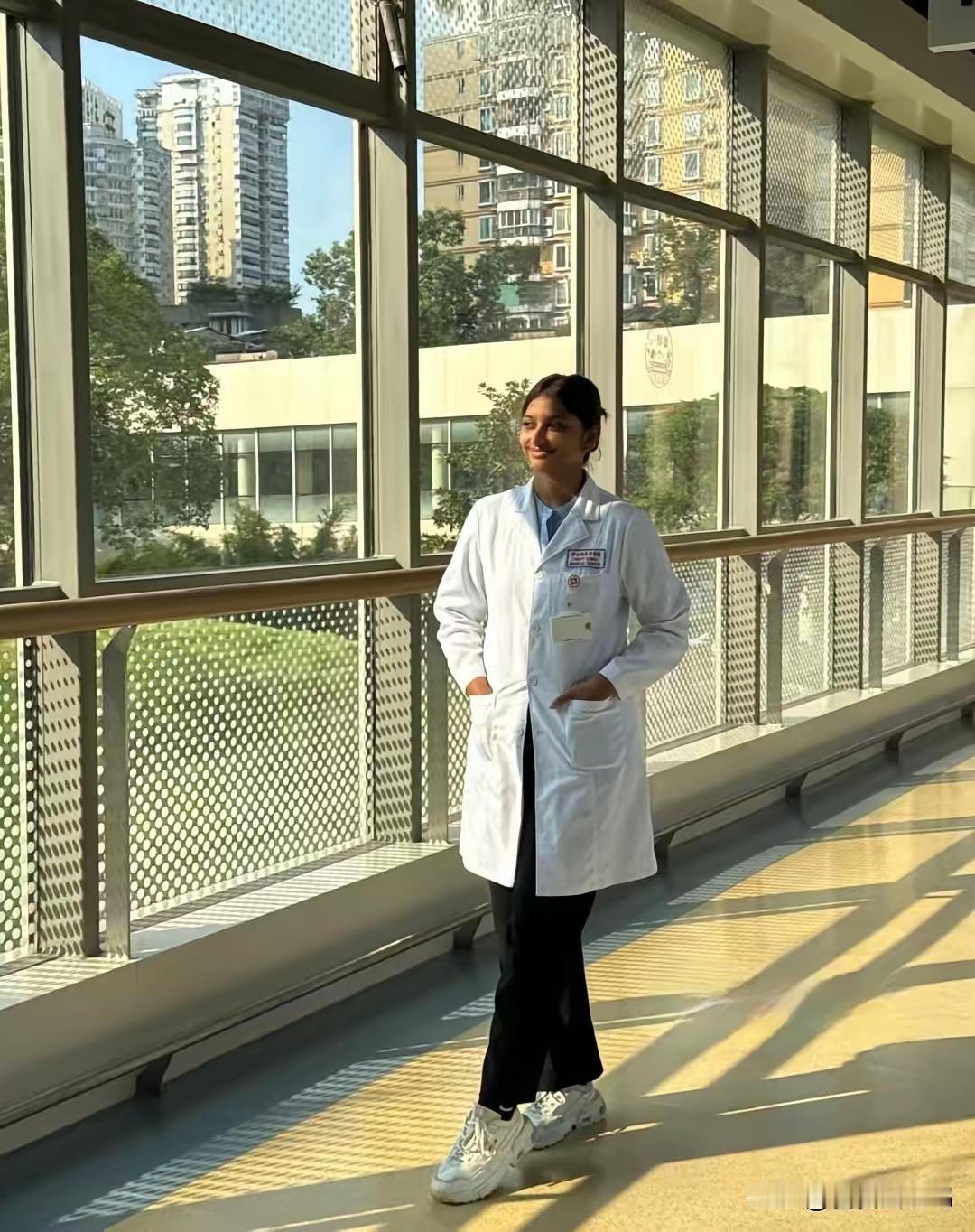 在印度，他连碰手术台的资格都没有。

四年后，他穿着白大褂站在中国的手术台边。
