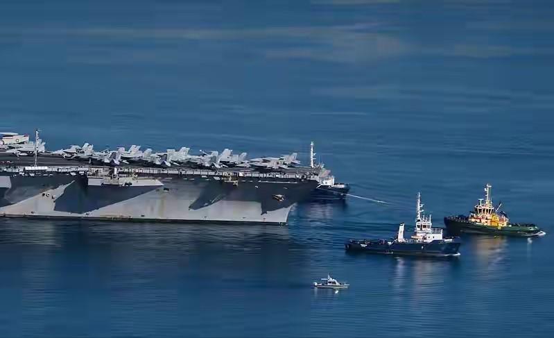 美军瞒不住了，彻底沦为笑话！
 
“福特”号航母大火连烧30小时，五角大楼却硬说