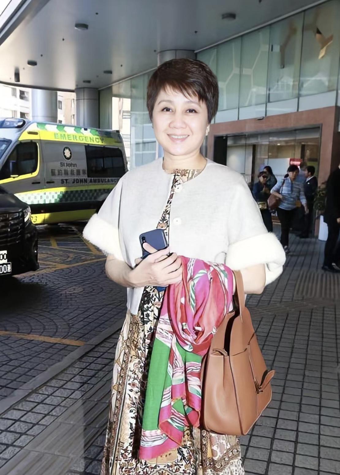 梁安琪现身香港老牌大排档，在结业前打卡纪念，店家直言好给面子
香港深水埗的老牌大