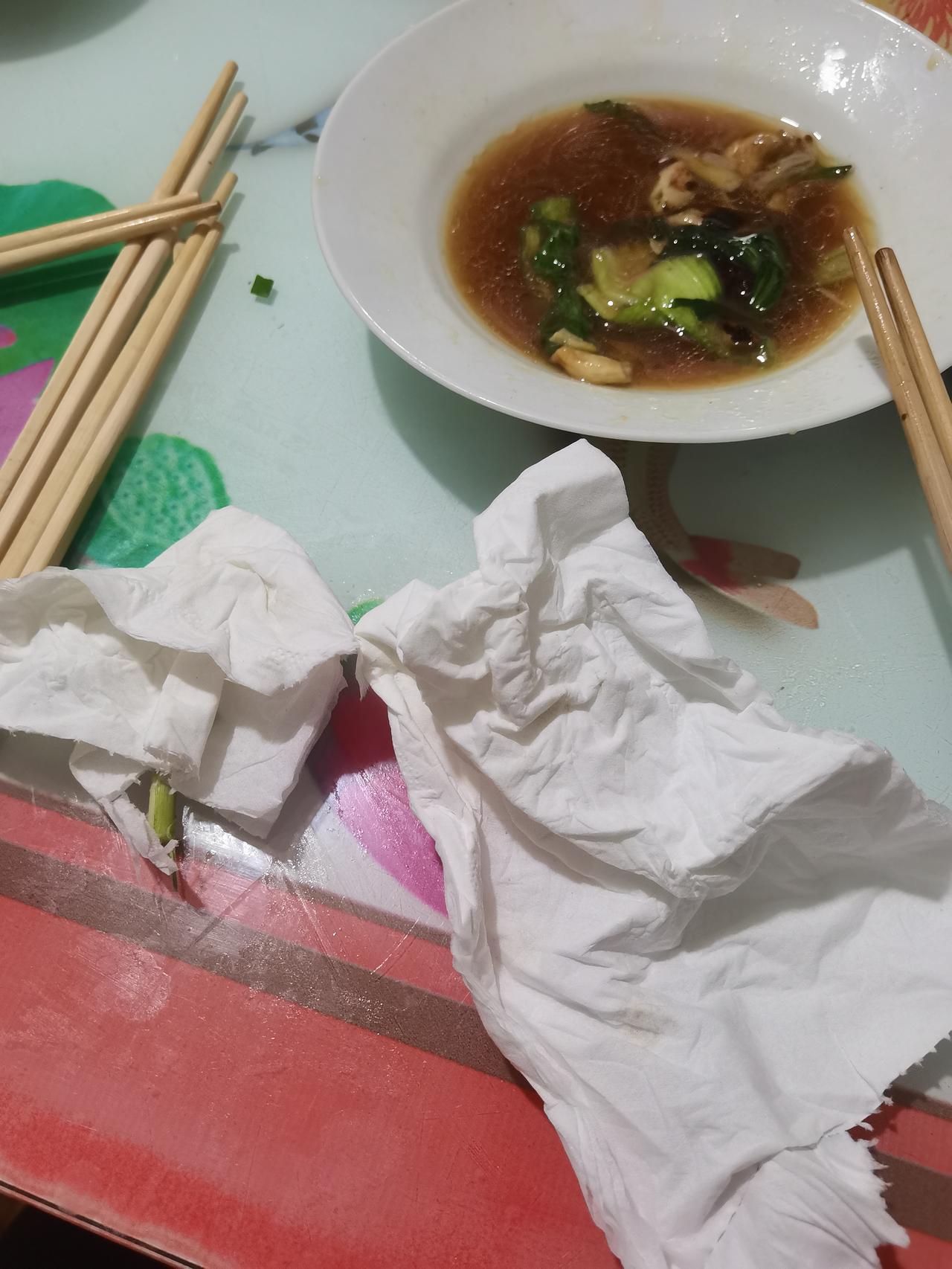 不曾想这张卫生纸，
居然让我笑的肚子疼，
今天回老家，晚上吃饭媳妇先用这个纸把凳