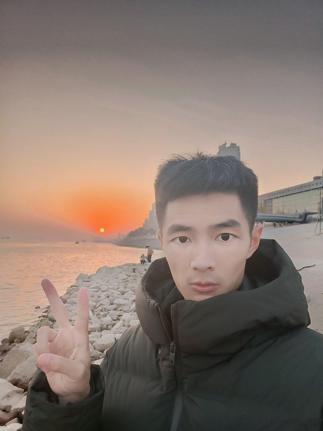 #内啡肽的快乐谁懂啊#说到我的秋冬内啡肽穿搭，那当然是这件蓝黑色羽绒服。不光很好