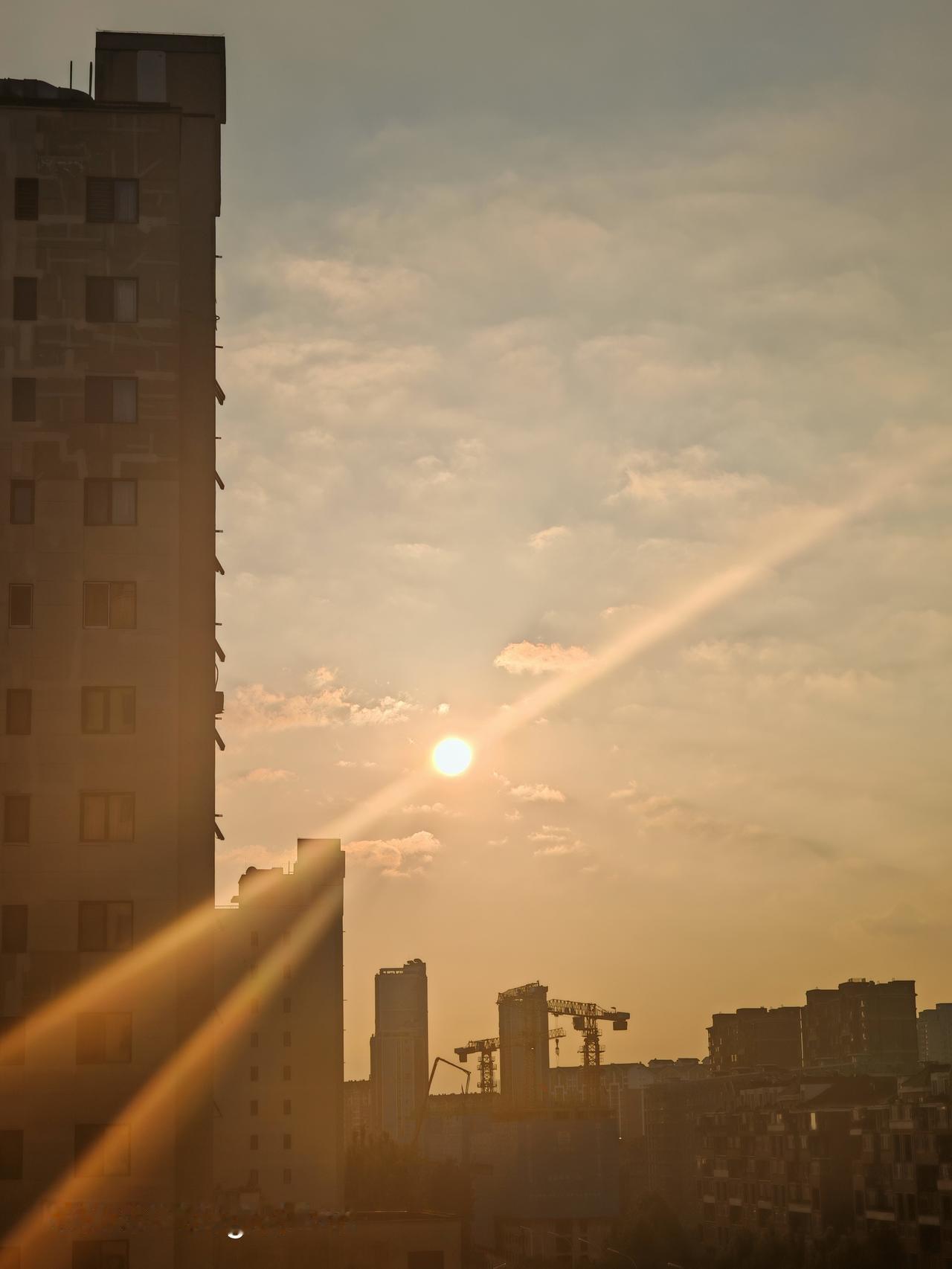 城市天际线，阳光洒满大地。北京通州天空之城打卡傍晚与夜间
