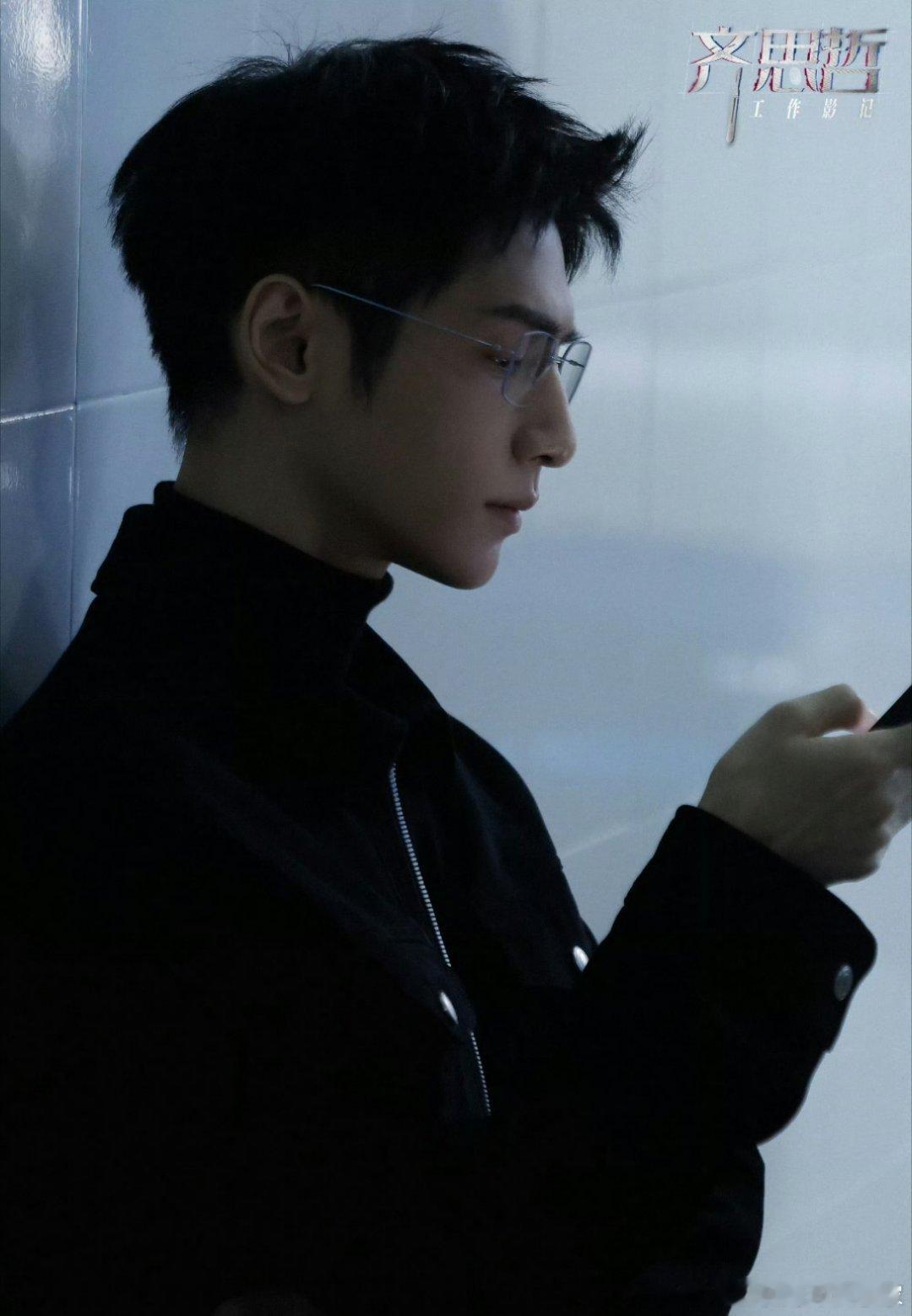 罗云熙工作室发了帅气又可爱的齐思哲，是立冬限定营业照！ ​​​