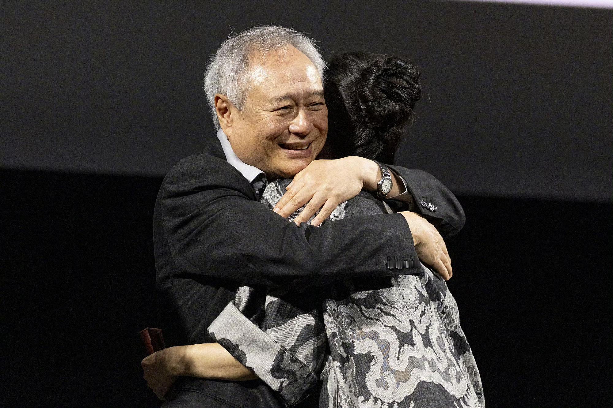李安章子怡拥抱李安、章子怡出席《卧虎藏龙》25周年放映会，台上拥抱，台下与是枝裕