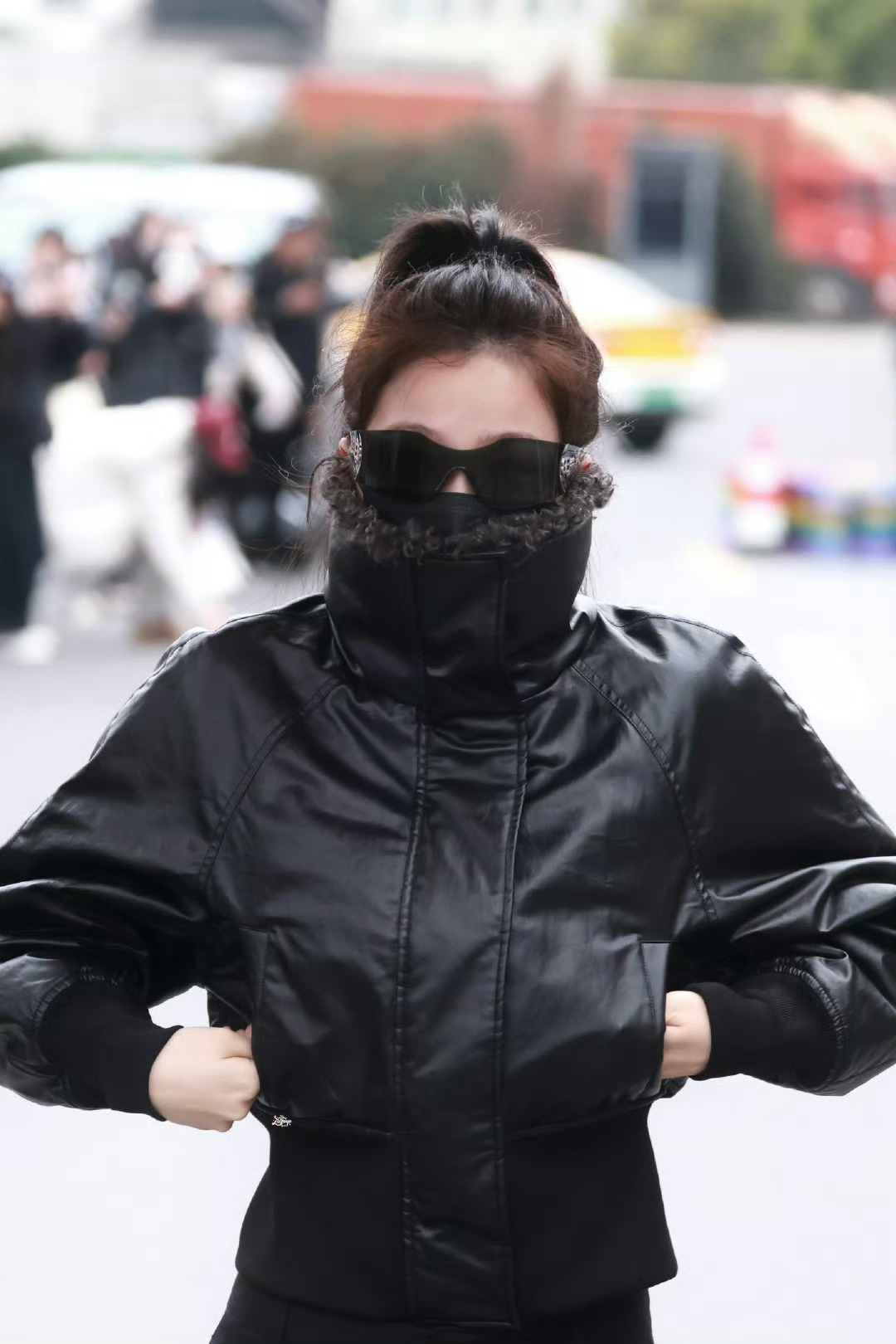 虞书欣高马尾AllBlack虞书欣墨镜高马尾好酷《云初令》上班进妆路透鲨疯了！高