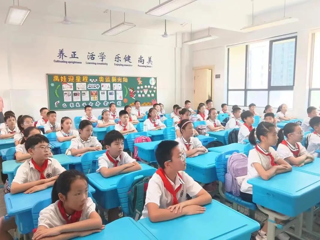 ◆学区房

作者: 黄永强

一个厕所的价格
等于一个农村孩子十二年的花费
售楼