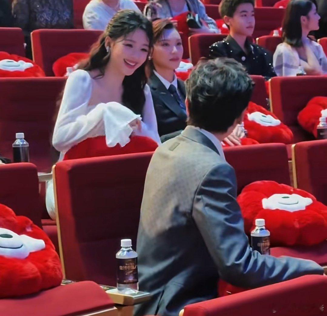 内娱难得的长情CP！《十五年等待候鸟》过去这么久，张若昀孙怡一碰面就开启随地大小