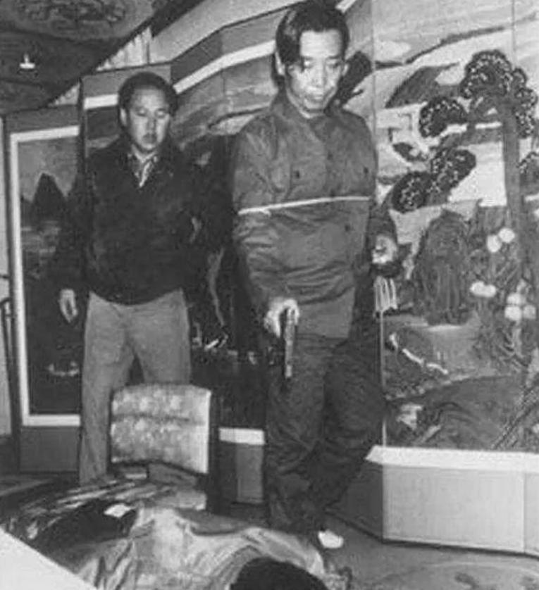 1979年，韩国总统朴正熙在和心腹一起吃饭时，突然胸口中了一枪，顿时血流如注！之