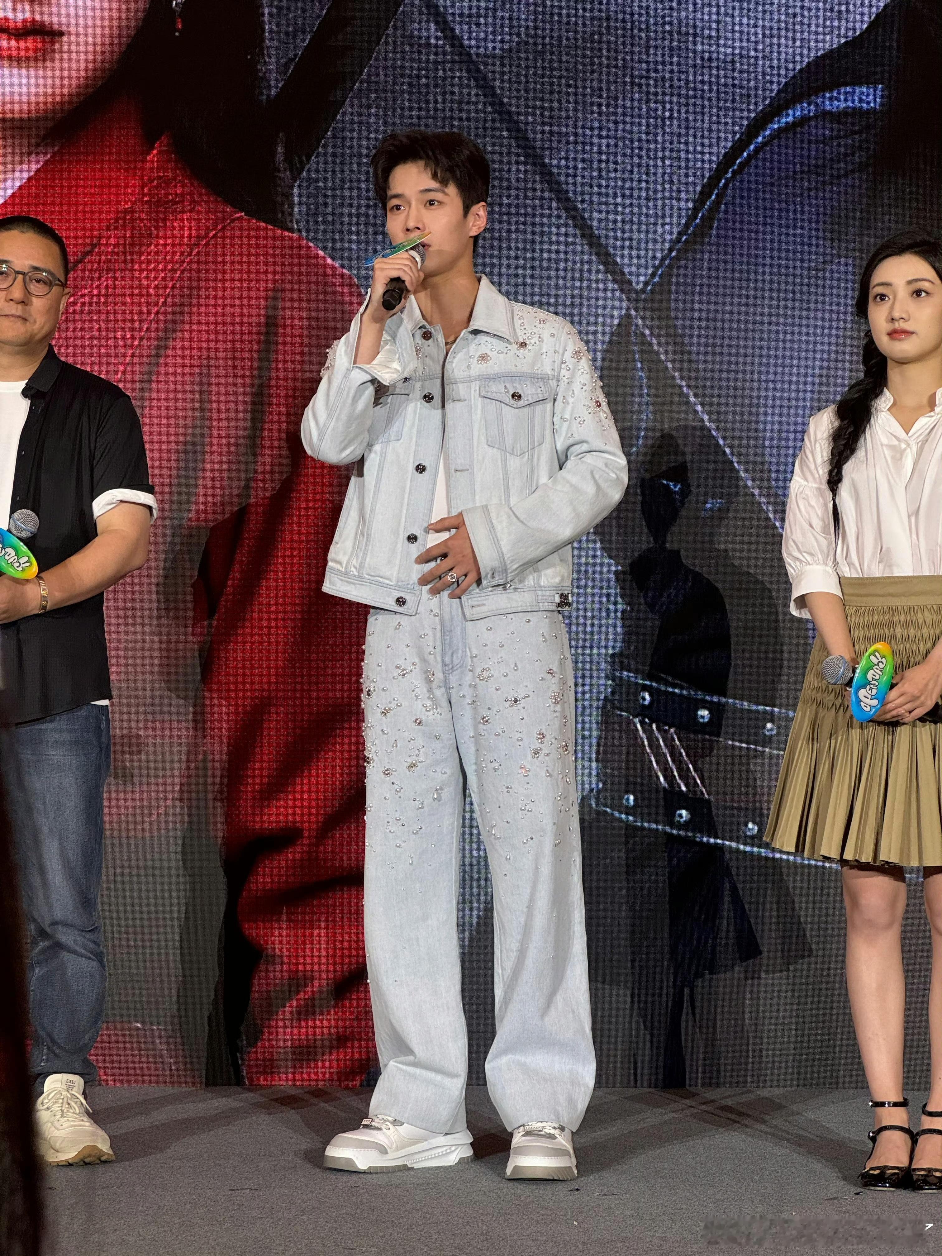 #何与对金庸武侠人物太了解了##何与金庸铁粉开放日现场盖章了# 早就说了没有一个