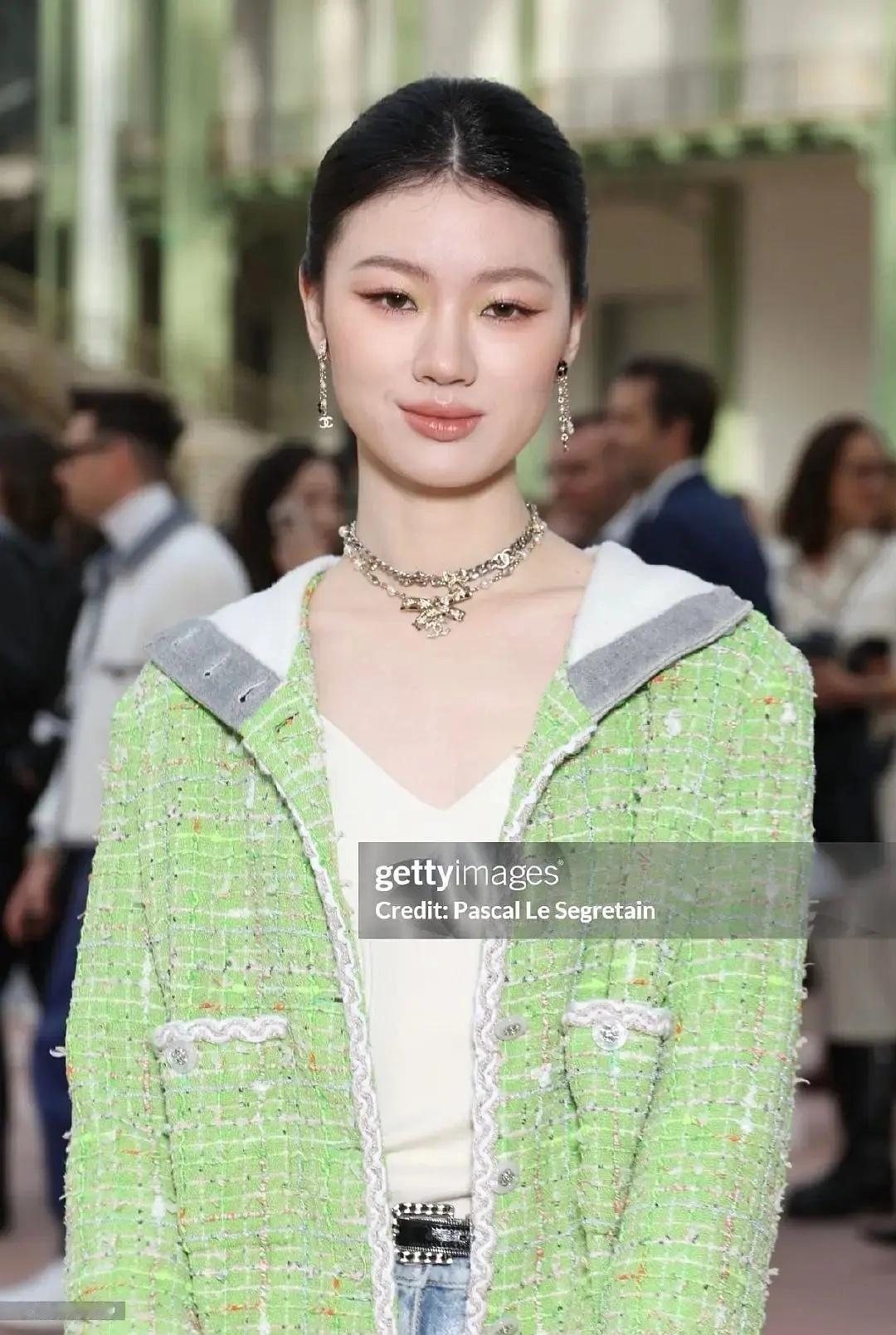 怎么把单依纯拍成这样啊，而且穿搭也不好看 ​​​