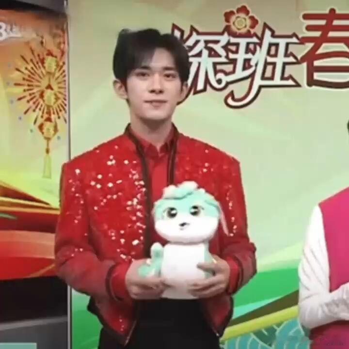 易烊千玺九次登上春晚根正苗红的孩子 