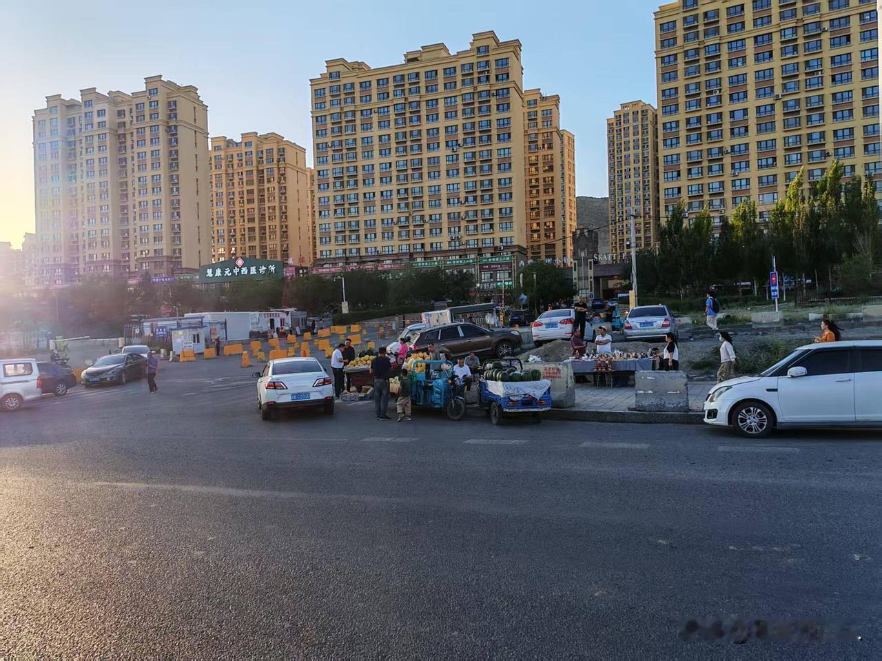 实拍乌鲁木齐西山西雅图小镇正门路段，每天，小区大门两侧的市政道路彻底被流动商贩和