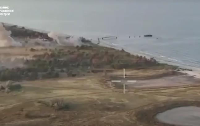 图文：视频显示在俄军撤出阵地后乌军在金本沙嘴上升起了国旗

乌克兰国防军（南方）