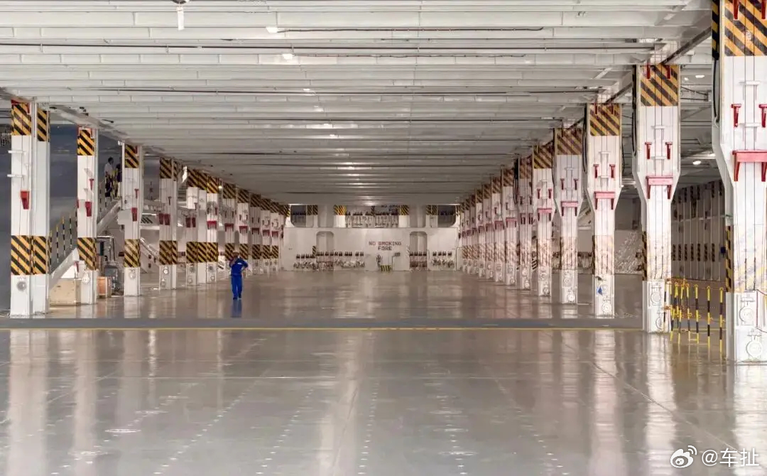 今天，中船广船国际建造的10800车位汽车运输船在广州南沙正式交付，这是我国完工