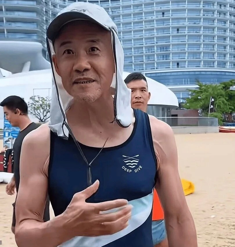【#王石裸露前胸后背澄清换心脏传言#：证明没有手术伤疤，如今频繁参与Hyrox等
