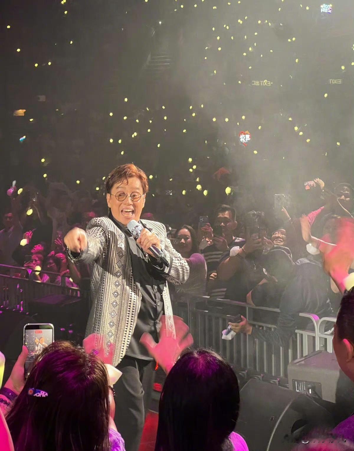 76岁谭咏麟演唱会经典歌曲嗨爆全场，网友：状态封神！


76岁谭咏麟红馆开唱状