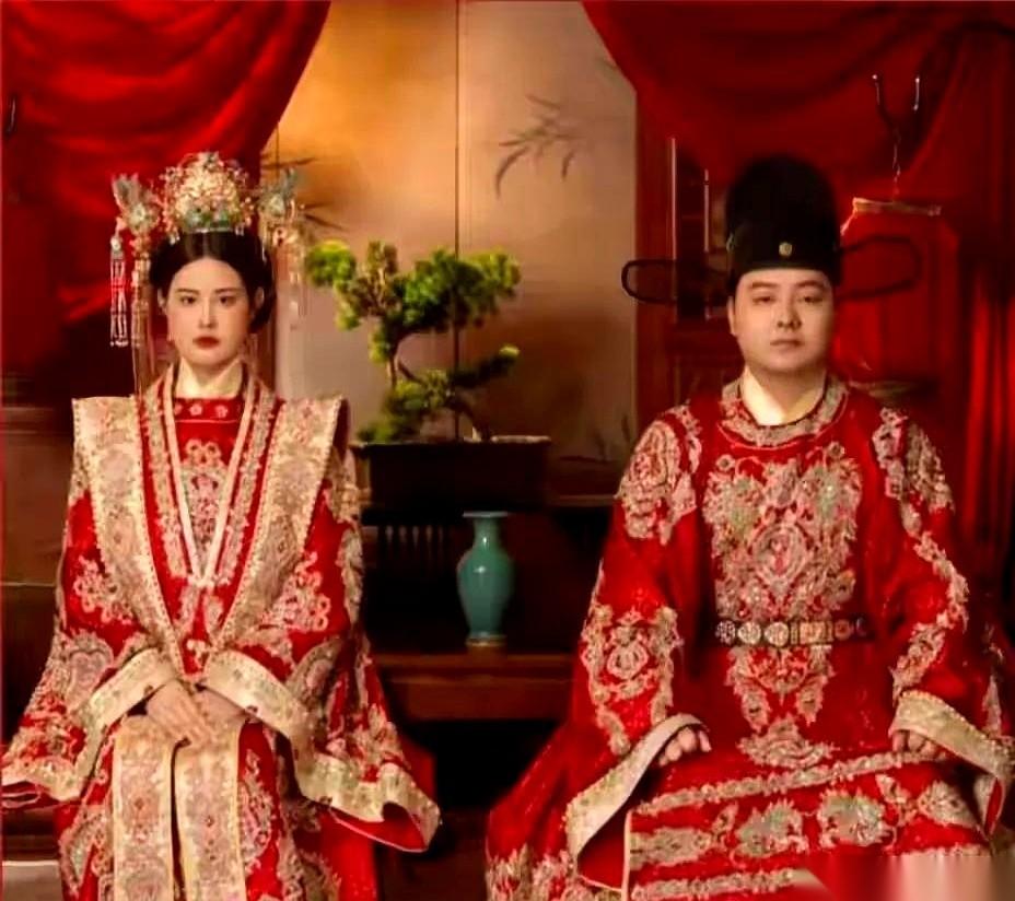 她穿着婚纱，从7楼的婚房，跳了下去。
就在她结婚的当天。
用一种最决绝的方式，结