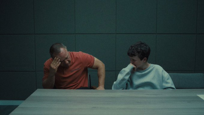 艾美奖 最佳限定剧《混沌少年时》男主、男配、女配、导演、编剧，加上最佳剧集，果然