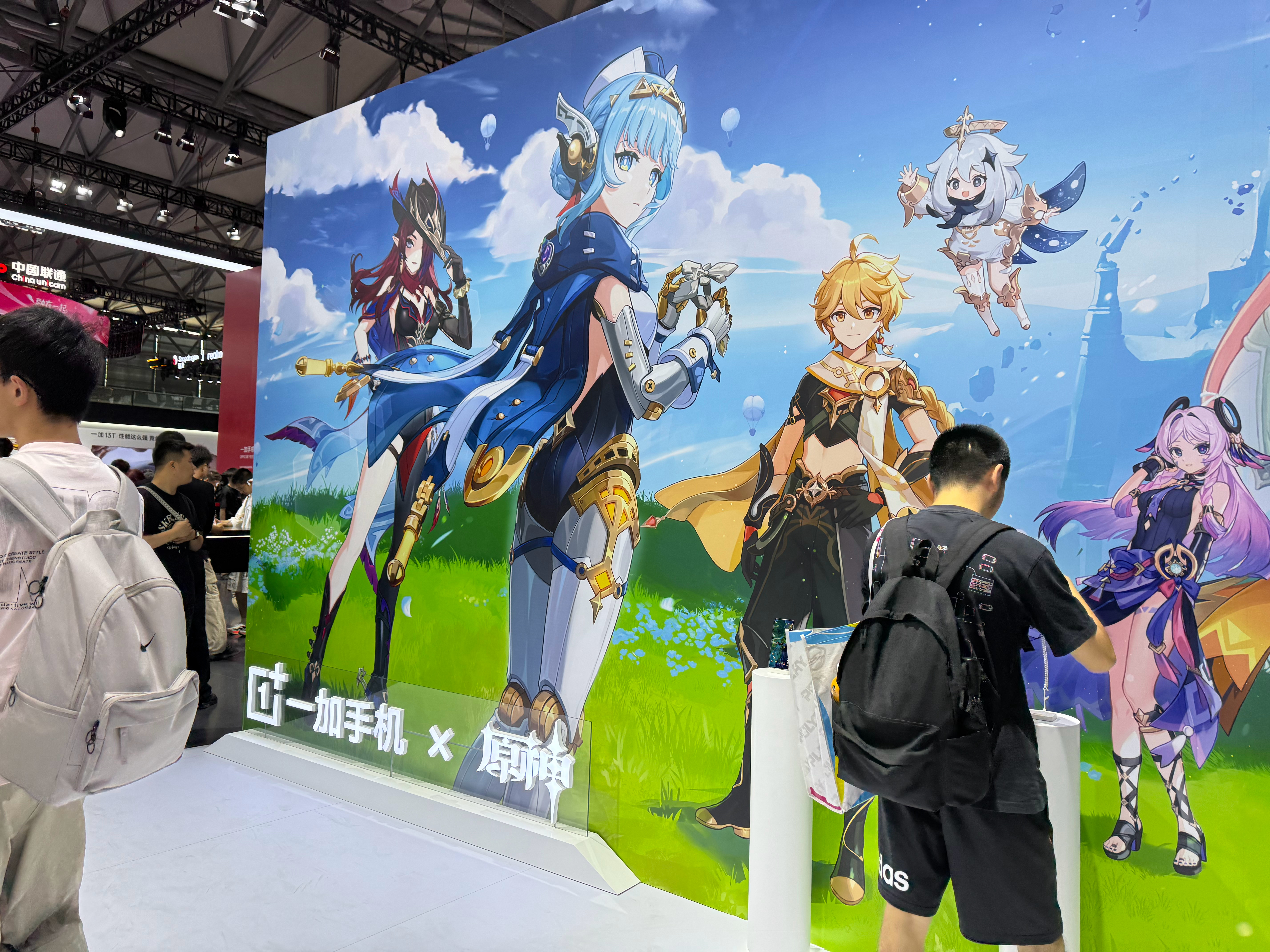 chinajoy 一加展台请了乐队，还在唱极乐净土[笑而不语]蛮好的，后边摆了历