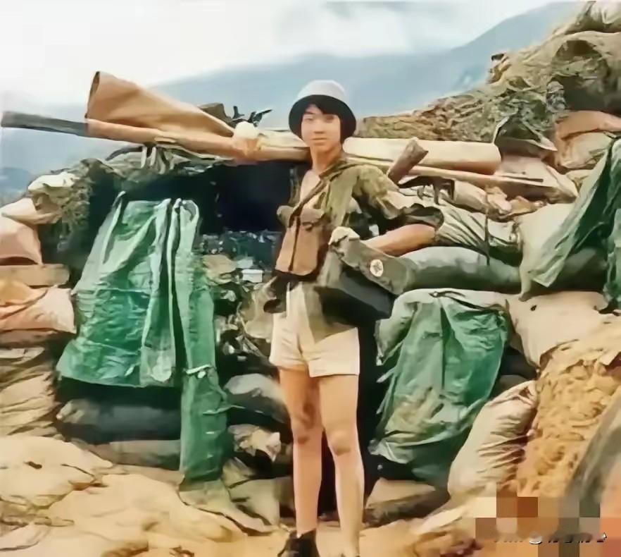 最美战地天使！20岁满身弹片不下火线，这张老照片看哭无数国人
 
老山前线的女护