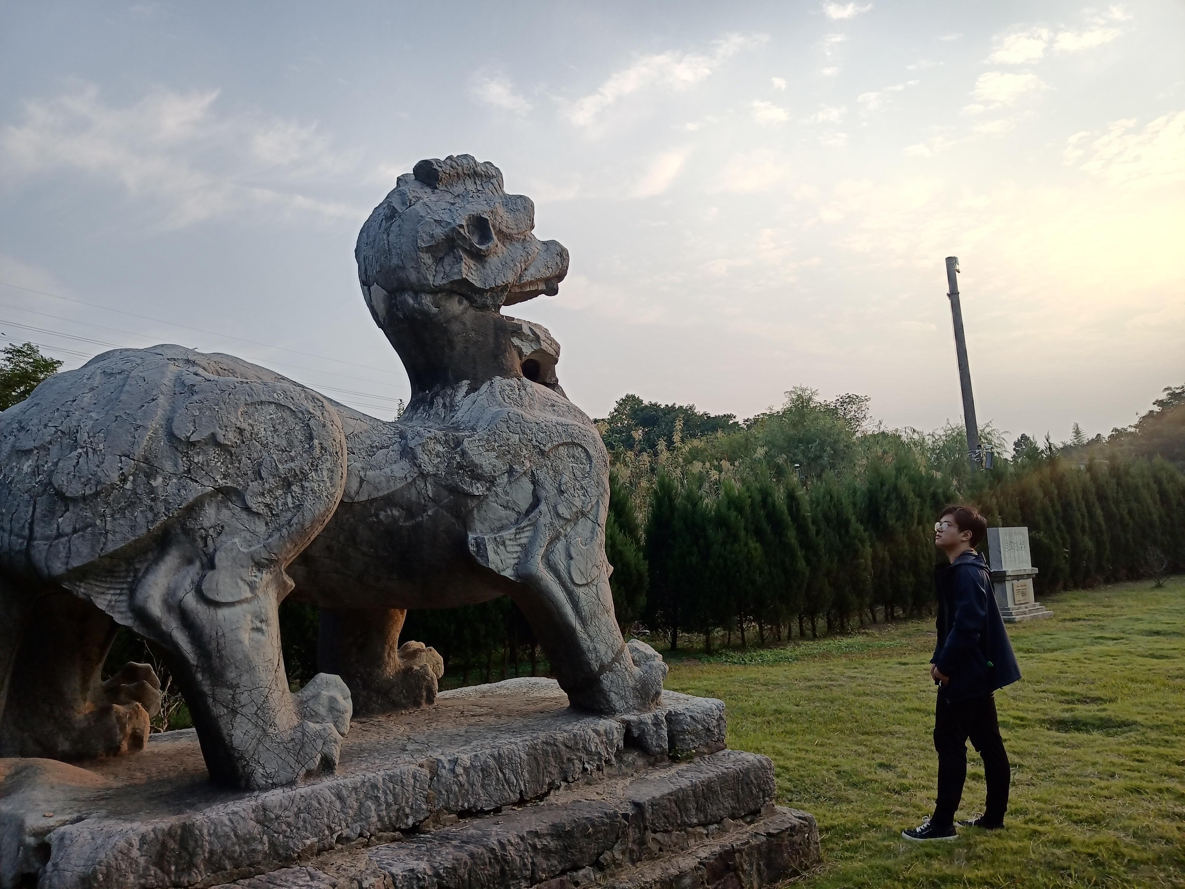 补上了最后一个南梁帝陵的合影（几年前搞完了丹阳），狮子冲昭明太子萧统陵（之前误认