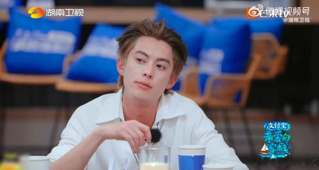 你会因为父母的言行感到焦虑吗亲爱的客栈饭桌上李世宏老师自在畅谈，女儿却全程紧绷着