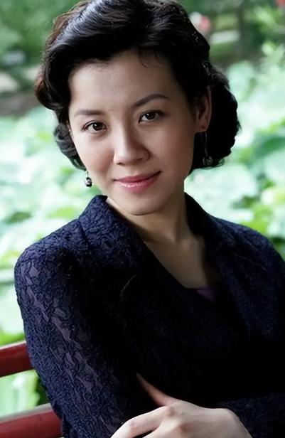 2000年，26岁的刘琳和43岁的导演张黎相爱后，刘琳说：“我想嫁给你，永远陪在