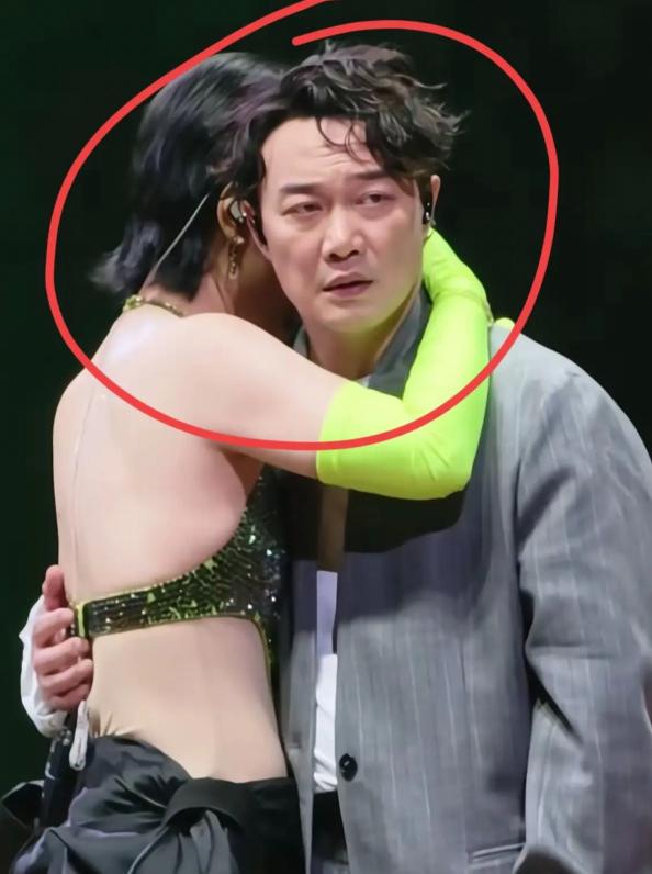 现在全网最尴尬的人就是陈奕迅了。
他估计怎么也没想到，

本来过生日只想好好唱个