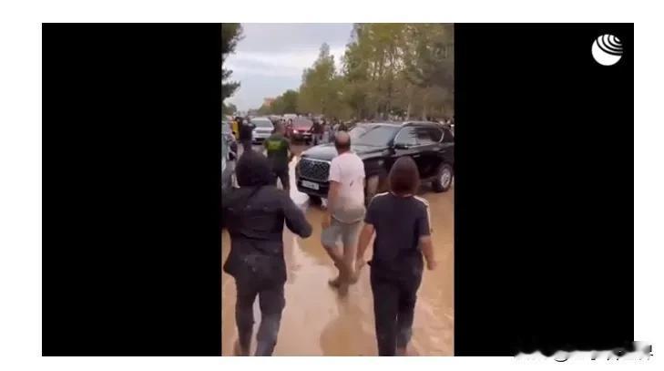 西班牙国王因遭到灾民袭击而中断对洪水灾区的访问
马德里时间11月3日傍晚，西班牙