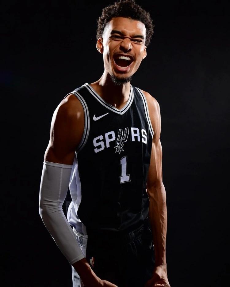 NBA总决赛第二场目前比分是马刺主场52比56落后尼克斯队，如果这场比赛马刺再输