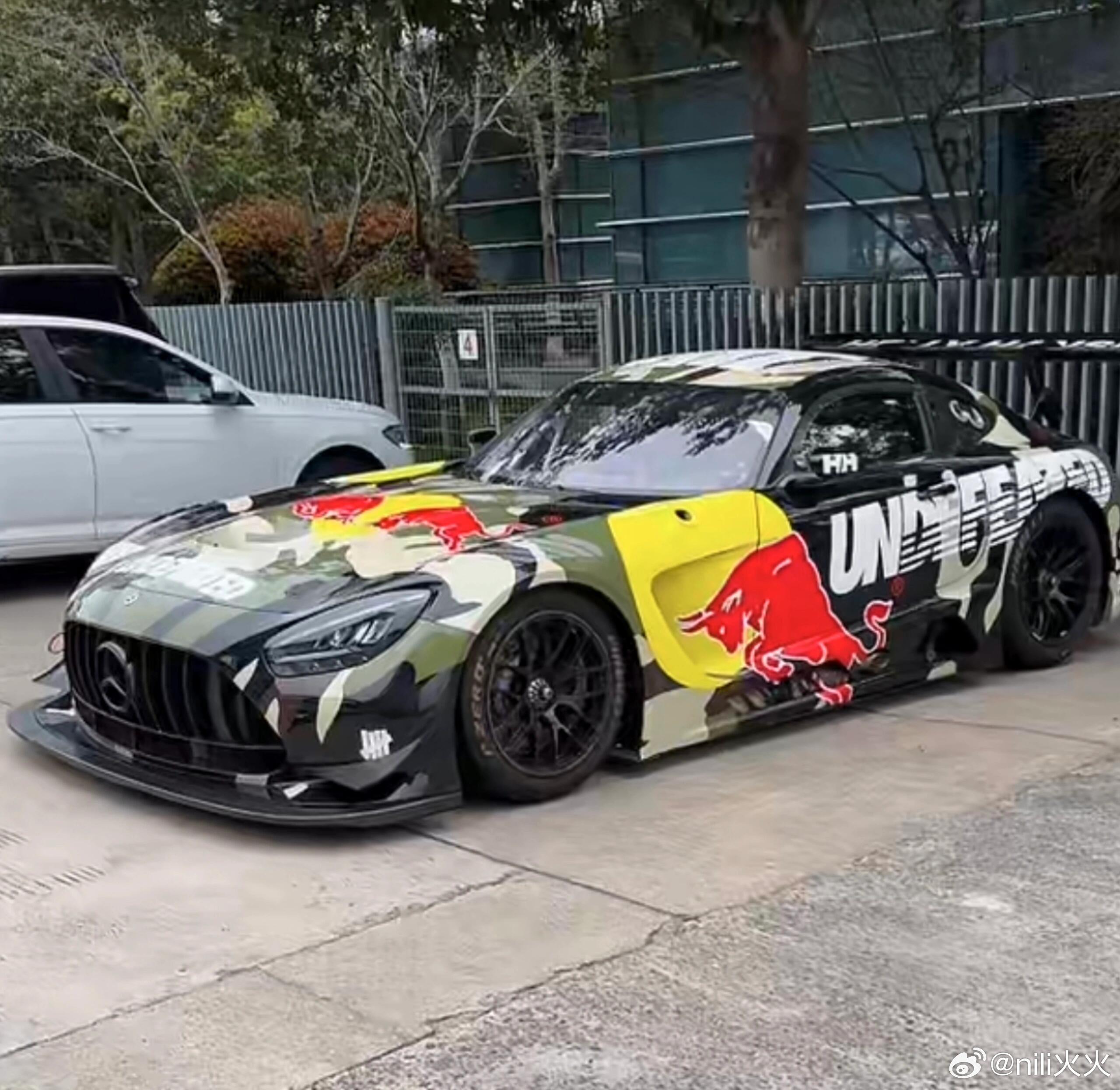 啊啊啊85号新涂装实拍版，超级酷，🏎在上海了，一博快要来练车了吧  王一博