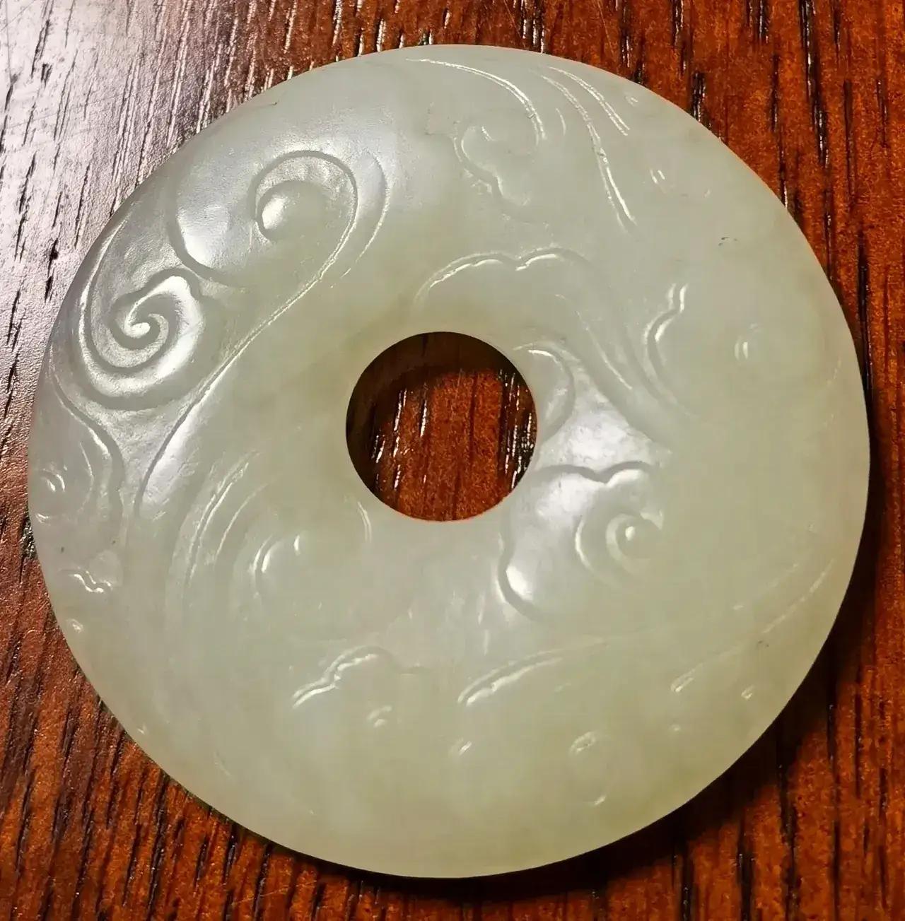 下午和妻子喝茶，
我问：
“为什么古玉历经那么长的时间能流传到现在？”
我其实是