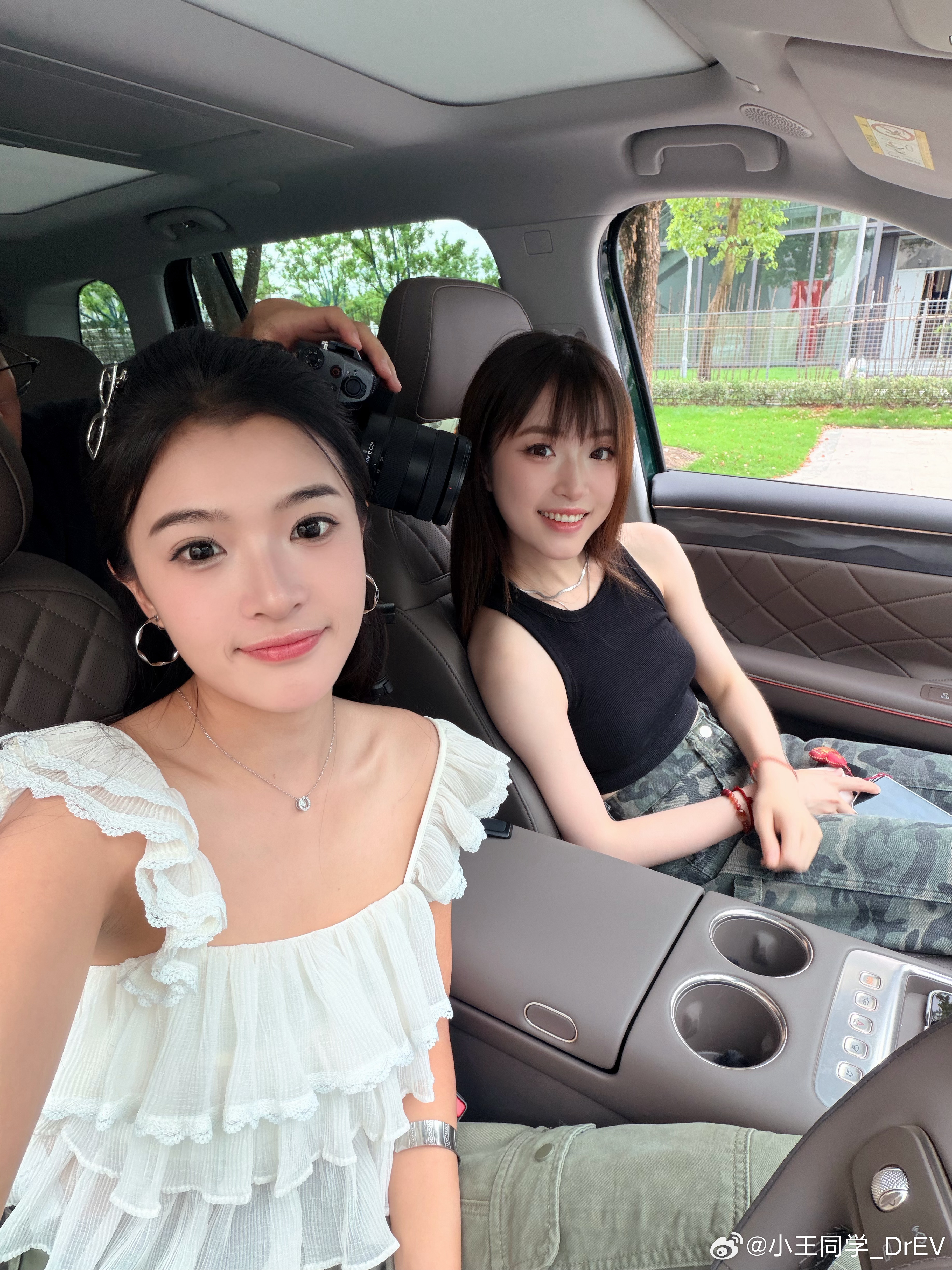 今天拍个保密内容，请了一个嘉宾小姐姐[送花花]说和我长得很像，大家觉得像吗？ ​