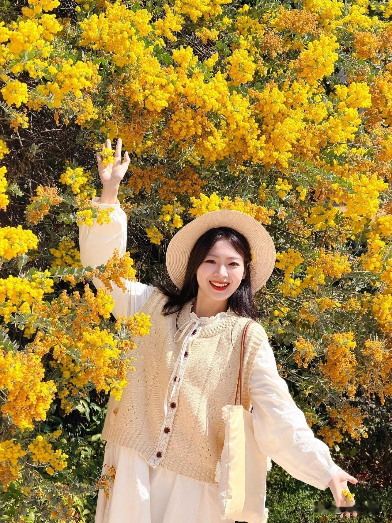 花仙子来了！合欢花下拍照，这2个动作温柔又出片🌸这两天走在路上，发现路边的合欢