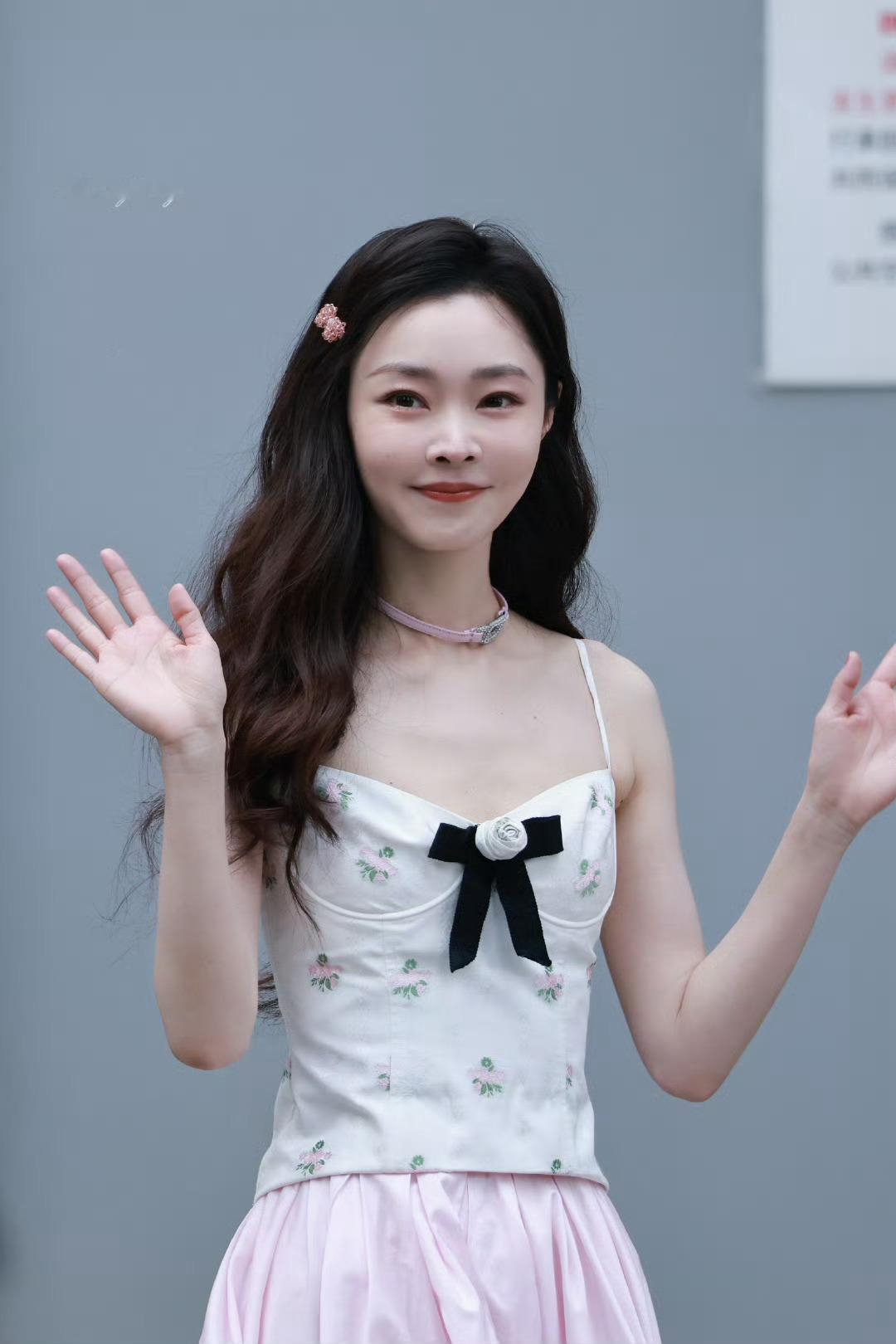 宋轶来好六剧宣了宋轶带着粉色夏日氛围感来上班 宋轶好六剧宣这波粉色穿搭太有夏日f