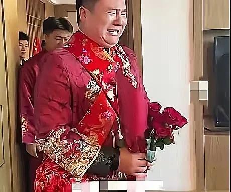 近日，陕西韩城一对新人结婚，新郎去接新娘，推开门看到新娘的一瞬间，新郎忽然大哭，