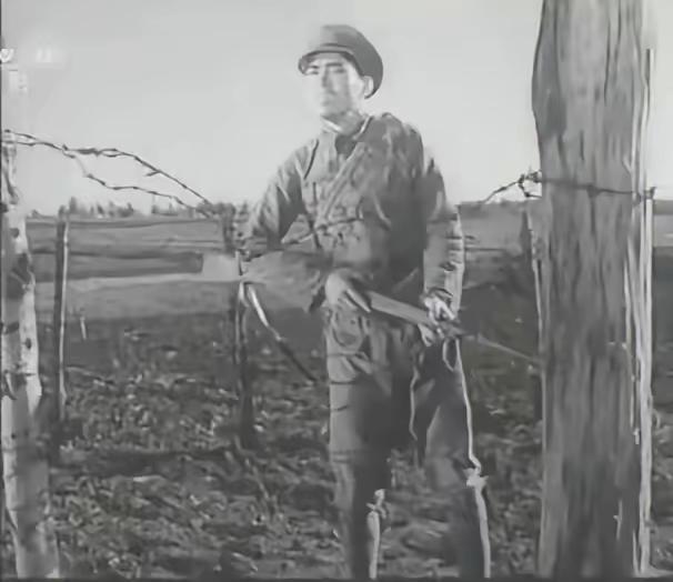 原来电影《平原游击队》里的伪军（图一），竟是由电影《铁道卫士》里的“高科长”（图