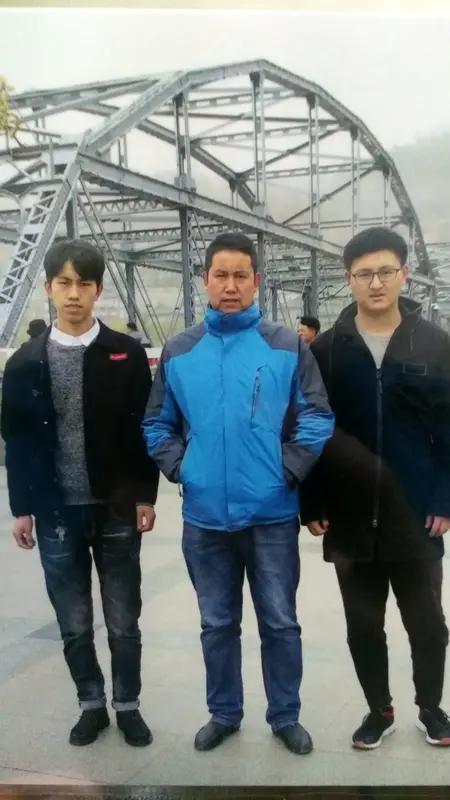 25岁儿子毕业不工作急哭父亲 25岁儿子毕业不工作急哭父亲，这事儿看着让人揪心。