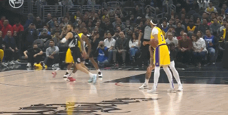 NBA赛场镜头：洛杉矶德比，焦点之战！湖人这边的当家詹姆斯和浓眉纷纷出战，快船这