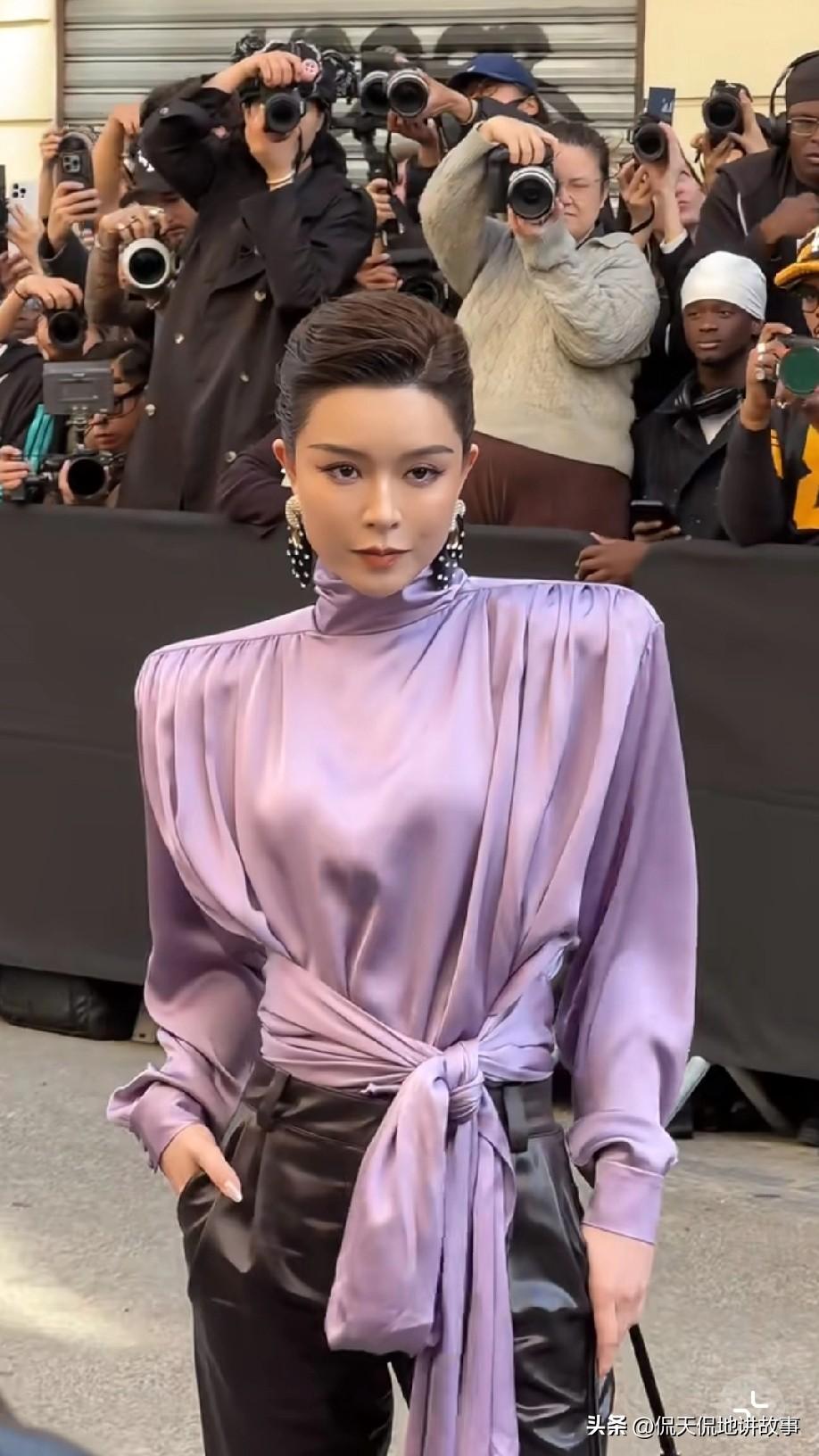 文咏珊这活动的造型真是看的人又爱又恨。她的脸真的是香港少有的精致挂五官，好港式的