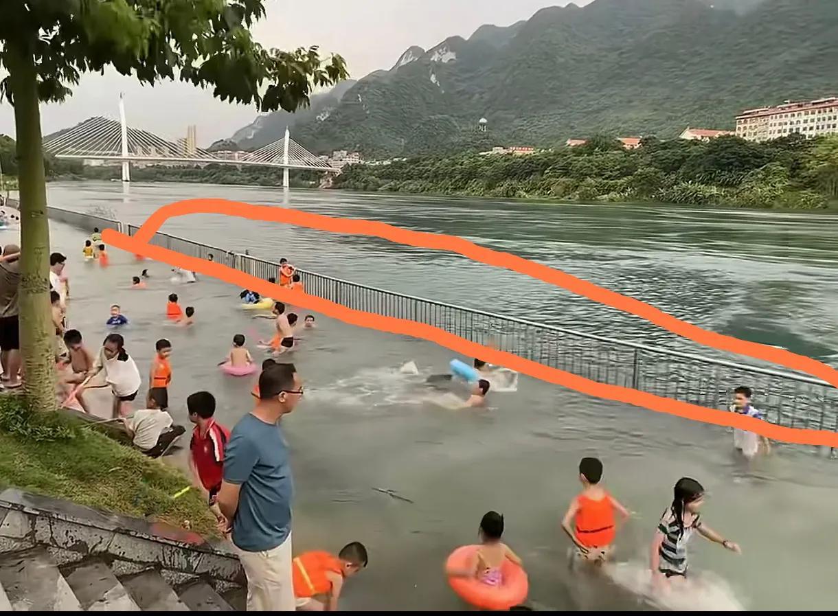 这是著名历史人物常凯申（老蒋错译名）的老家浙江宁波奉化溪口的游泳场。这个游泳场对