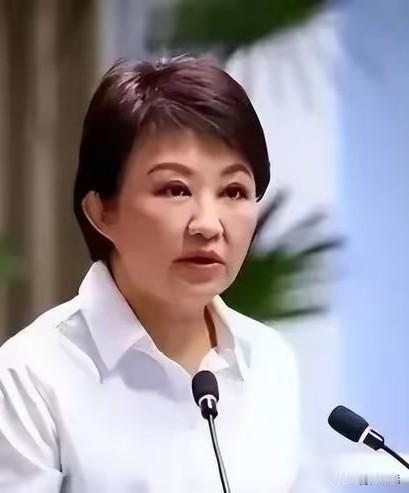 湾湾有个卢秀燕“看人下菜碟”
对着大陆张口闭口要“对等尊严”
去美则卑躬有加全程
