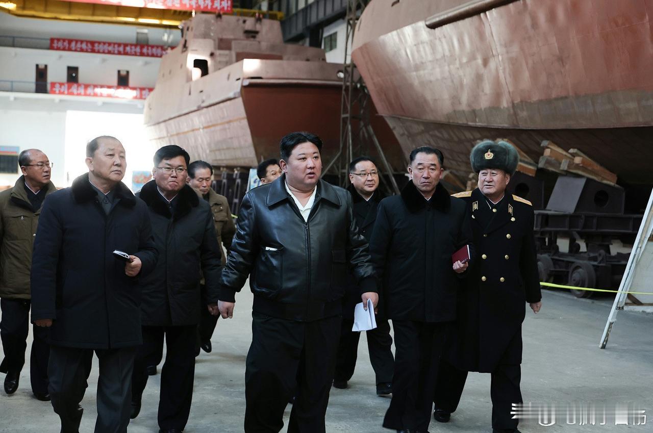 金正恩视察朝鲜南浦造船厂，查看朝鲜海军新型舰艇建造进度
 