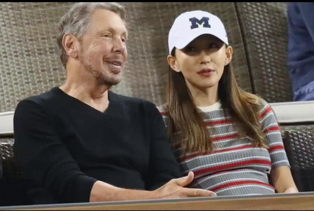 甲骨文创始人拉里·埃里森的现任妻子朱乔琳十分低调。她1991年出生于辽宁沈阳，与