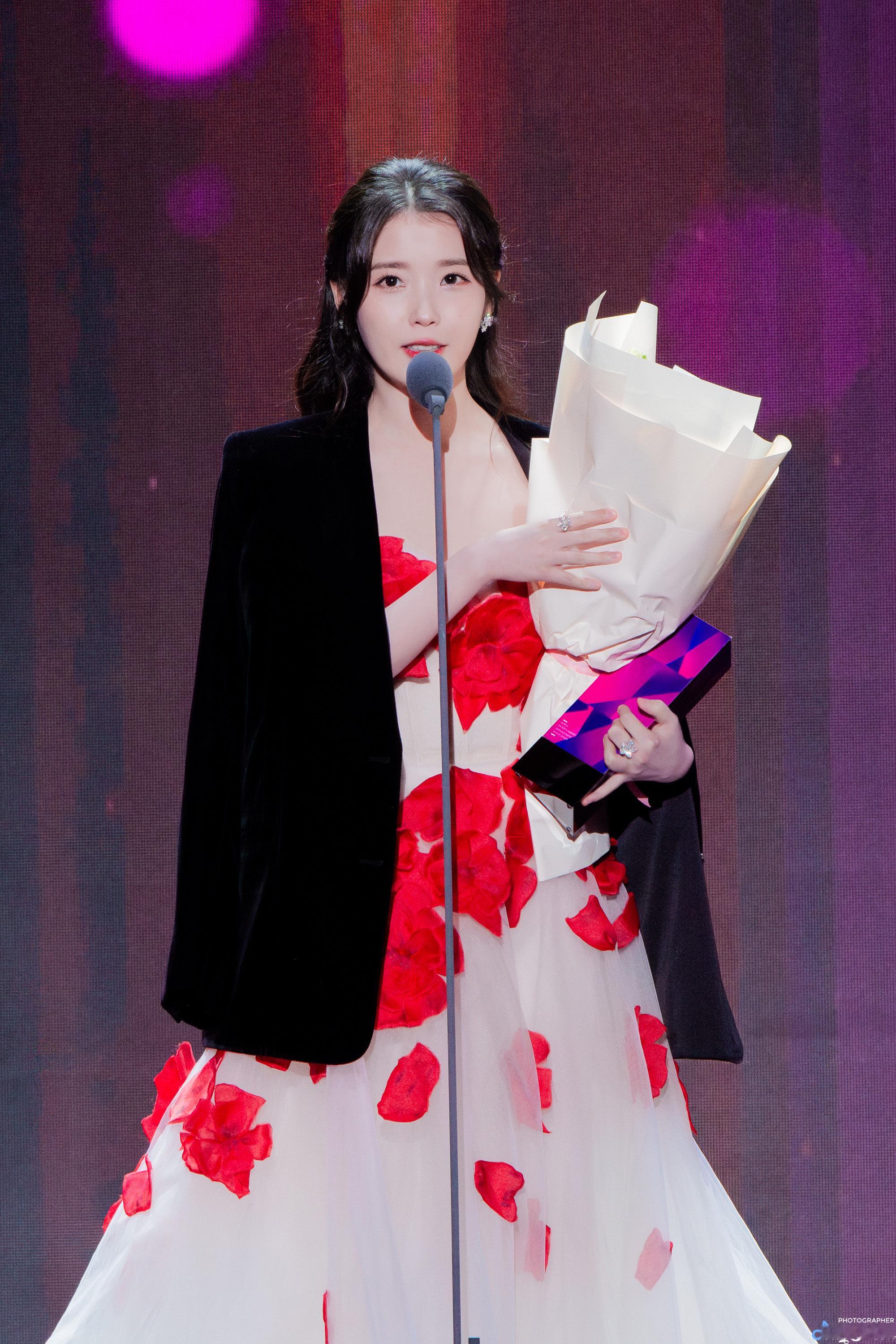 IU  ❤️IU李知恩aaa2025年度演员大赏 251229 IU参加APAN