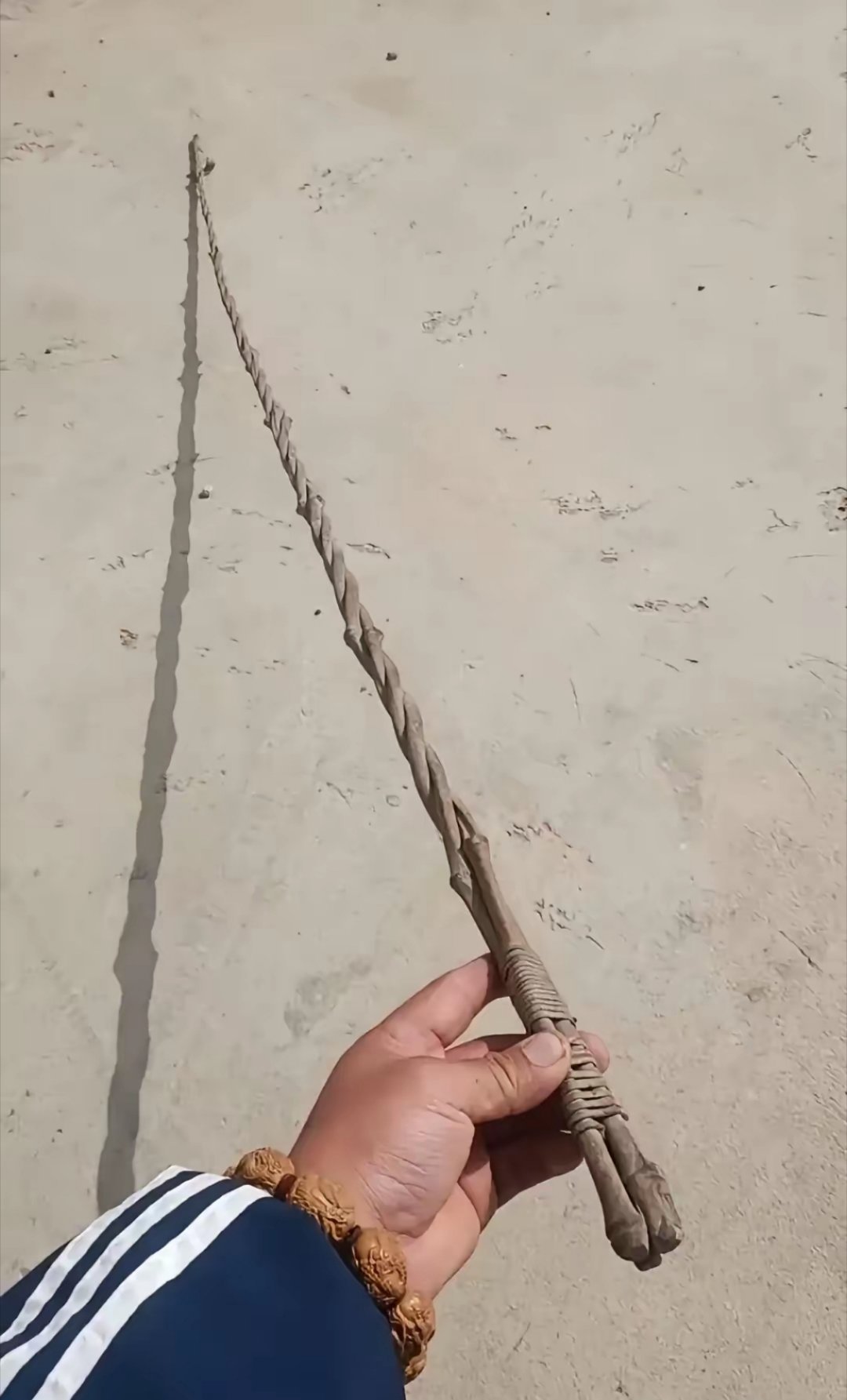 路上看到这棍子！捡不捡？ 