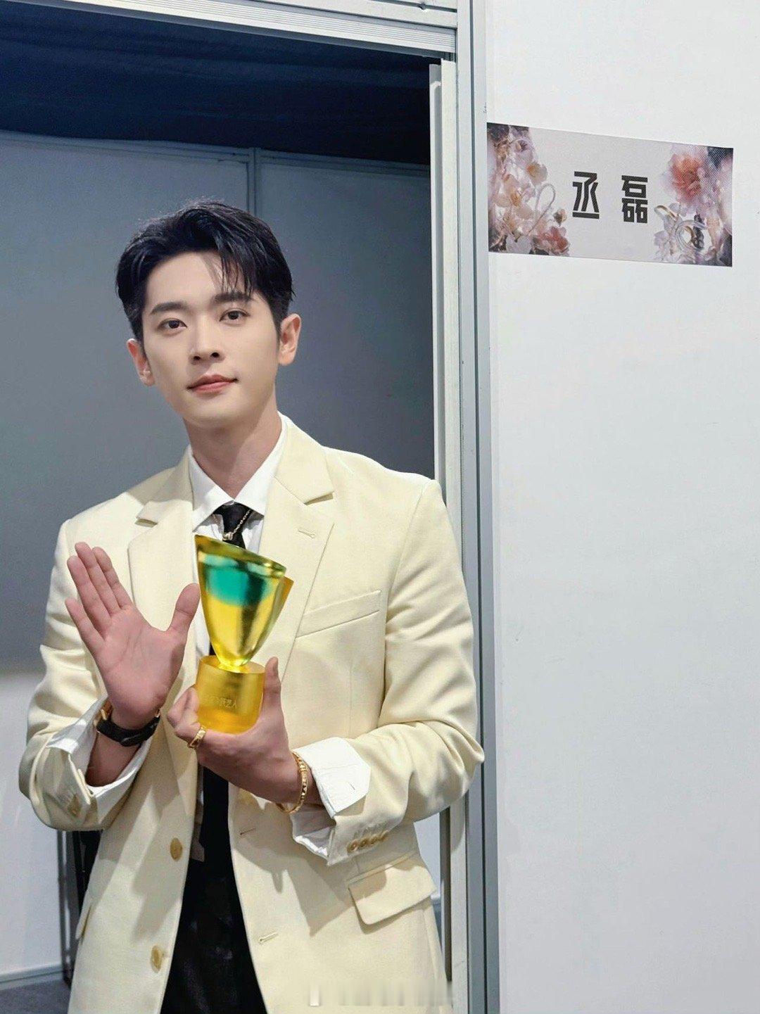 丞磊王影璐你俩拍一部吧 导演们的新灵感缪斯出现了！丞磊的冷峻优雅与王影璐的温暖灵